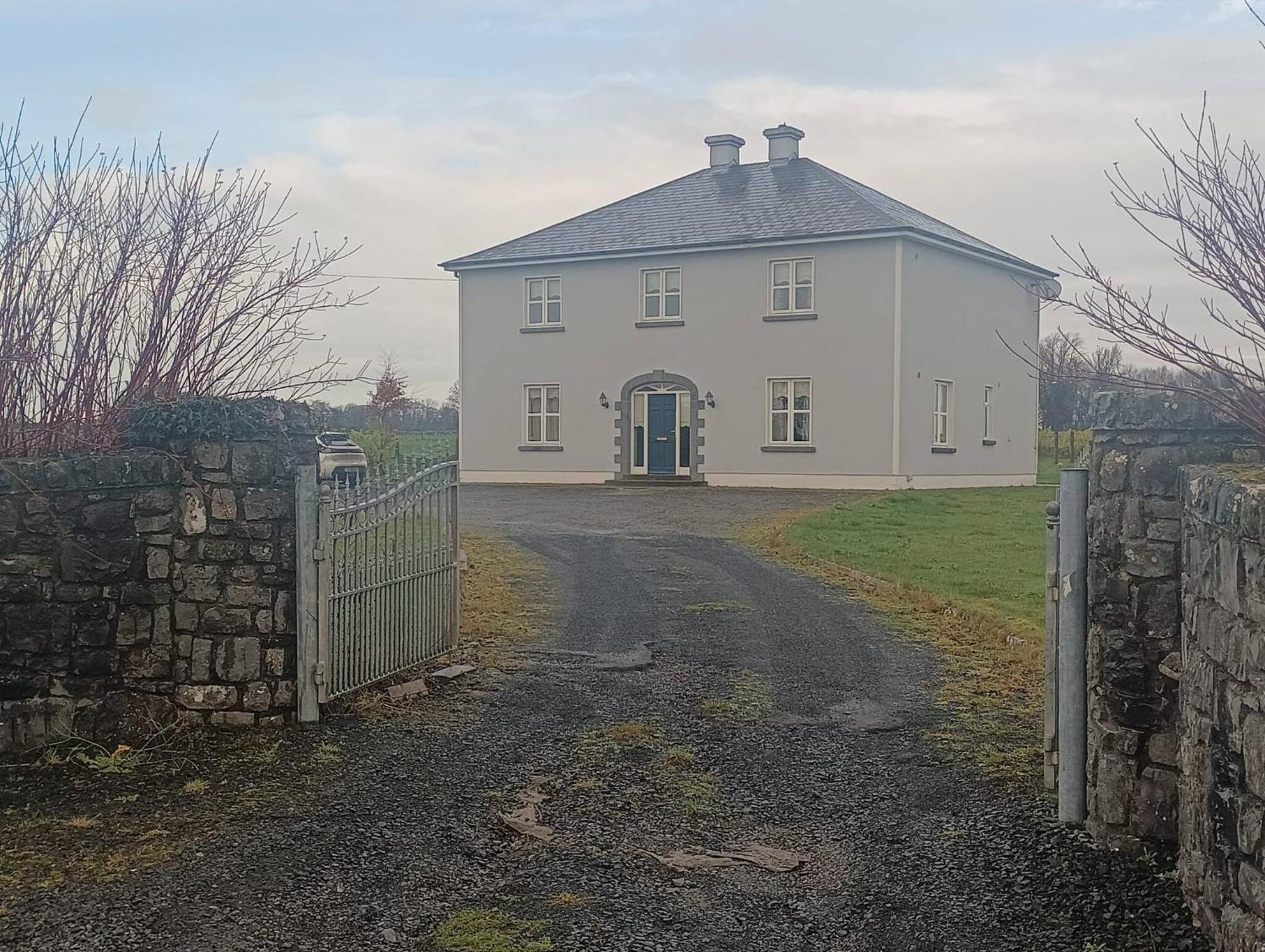 In Guest - 4, Williamstown, Ireland Crumlin (Mayo)